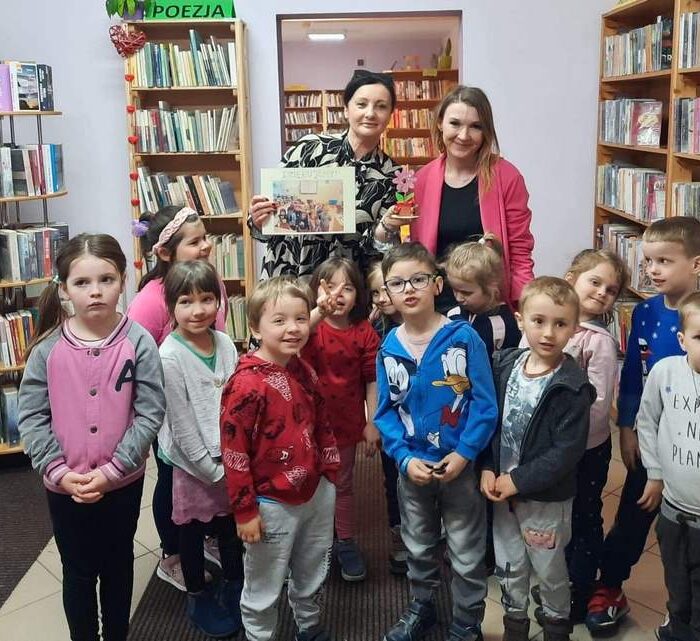 Dzieci z bibliotekarkami w bibliotece w Filipowicach