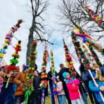 Prezentacja palm wielkanocnych przed kościołem w Paczółtowicach