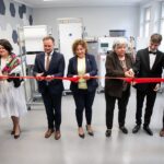 Oficjele przecinają wstęgę