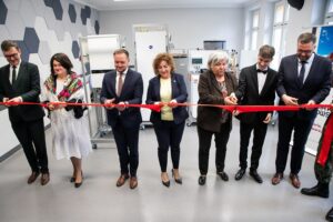 Nowoczesne kadry dla zielonej energii Oficjele przecinają wstęgę