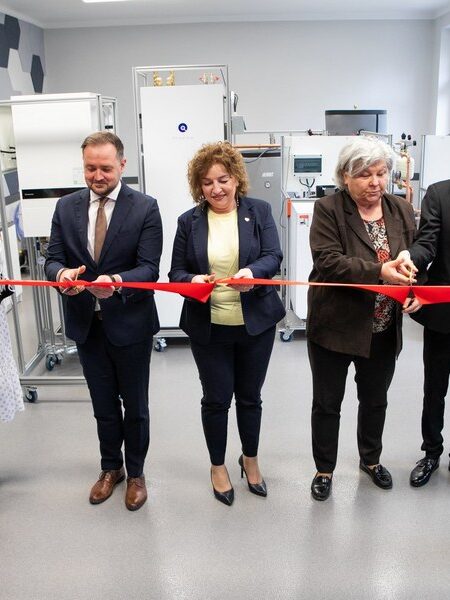 Oficjele przecinają wstęgę