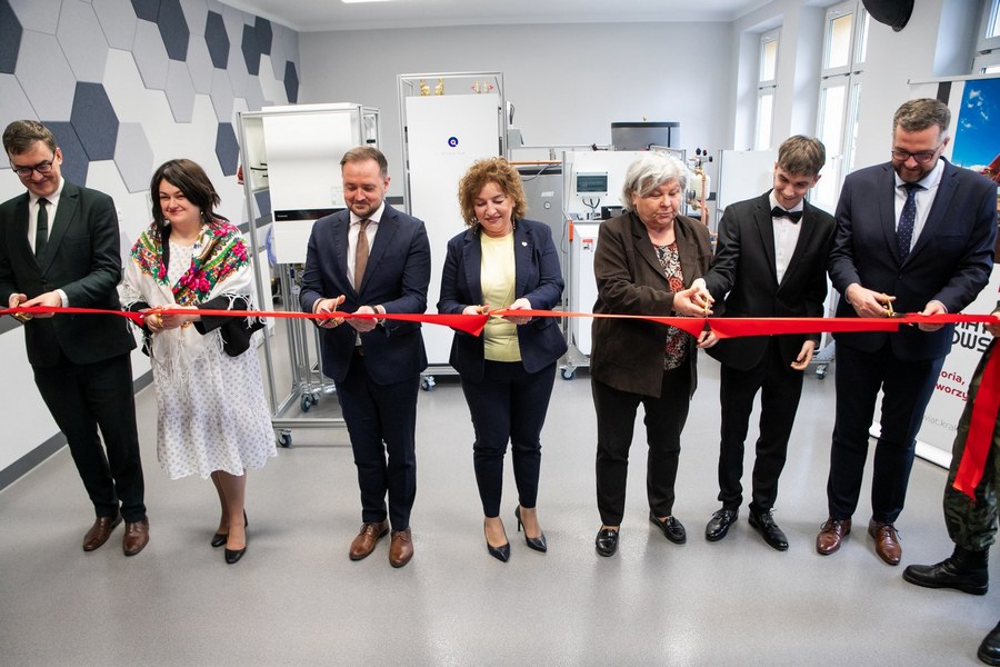 Oficjele przecinają wstęgę