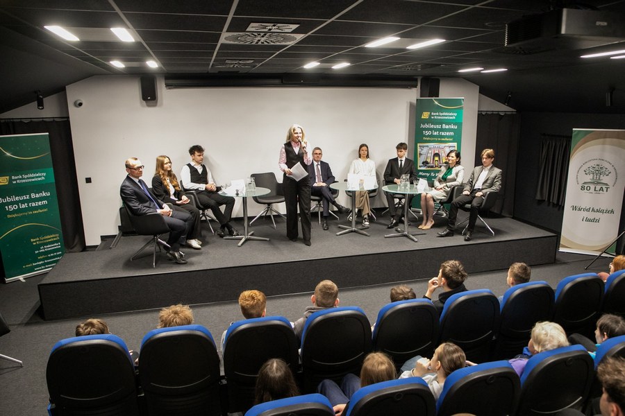 Młodzi i bankowość przyszłości. Jubileuszowa debata w Krzeszowicach Uczestnicy debaty o bankowości