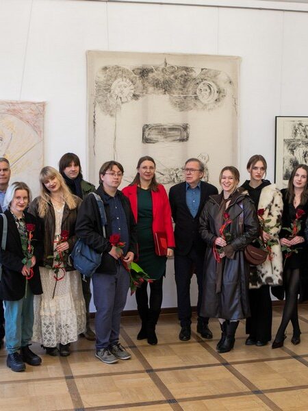 Autorzy prac, profesorowie , burmistrz Krzeszowic oraz dyrekcja CKiS pozują do wspólnego zdjęcia