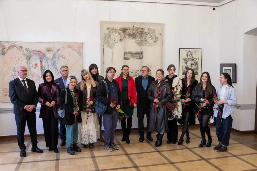 Wernisaż wystawy rysunku w Galerii Vauxhall w Krzeszowicach Autorzy prac, profesorowie , burmistrz Krzeszowic oraz dyrekcja CKiS pozują do wspólnego zdjęcia