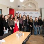 Młodzi artyści śpiewają jeden z utworów do spektaklu