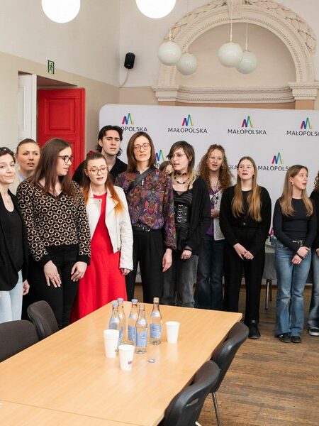 Młodzi artyści śpiewają jeden z utworów do spektaklu