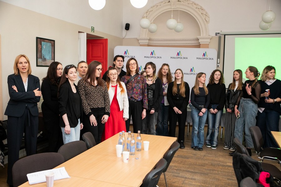 Młodzi artyści śpiewają jeden z utworów do spektaklu