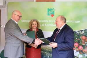strony porozumienia ściskają sobie ręce
