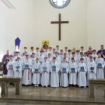 ministranci, nowi lektorzy i księża w kościele św. JPII w Krzeszowicach