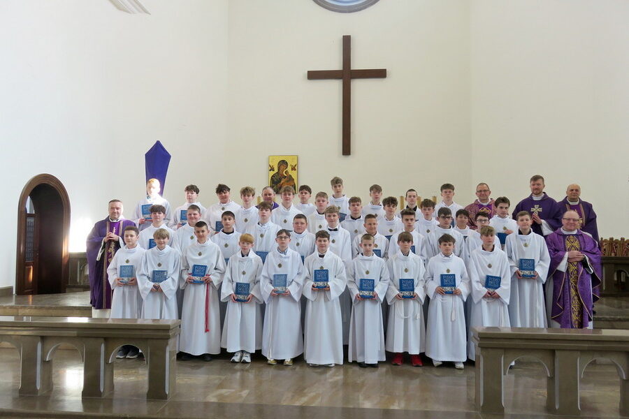 ministranci, nowi lektorzy i księża w kościele św. JPII w Krzeszowicach