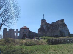 Grupa osób na tle ruin zamku