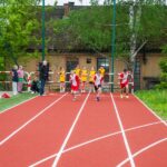 Młodzi sportowcy na bieżni lekkoatletycznej