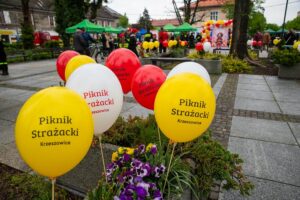 Za nami Piknik Strażacki 2026 na Rynku w Krzeszowicach Balony z napisem Piknik Strażacki