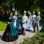 Grupa aktorów Krzeszowickiego Teatru Rozrywki w parku
