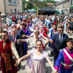 Rynek wypełniony parami tańczącymi Poloneza