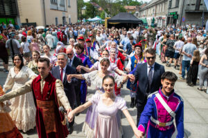 Rynek wypełniony parami tańczącymi Poloneza