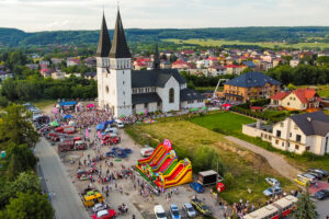 Parafia pw. Św. Jana Pawła II w Krzeszowicach w finale konkursu „Aktywna Parafia 2026” Kościół JPII w Krzeszowicach, zdjęcie z drona.