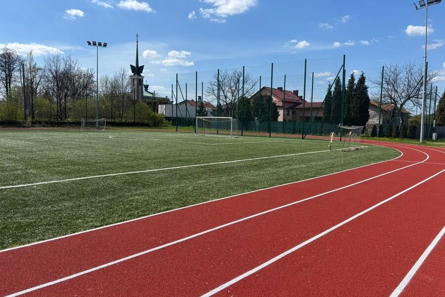 Zdjęcie fragmentu bieżni i boiska Orlik