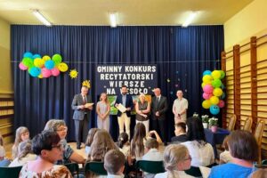 Jurorzy i goście przed publicznością i uczestnikami konkursu