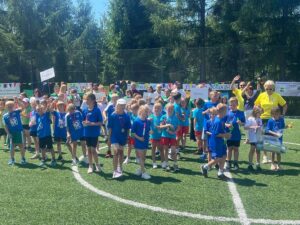 Sport, przyjaźń i mnóstwo uśmiechu w Nowej Górze Grupa dzieci na szkolnym boisku