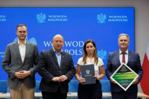 Umowa podpisana. Budowa ul. Podgórskiej w Filipowicach coraz bliżej realizacji Zdjęcie po podpisania umowy