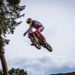 Zawodnik motocrossu w locie nad torem
