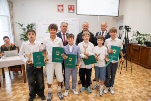 Drużyna piłkarska chłopców z nagrodami od Burmistrza i Przewodniczącego RM