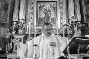 ś.p. ks. Ryszard Pałka przy ołtarzu