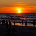 Zachodzące słońce na nadmorskiej plaży