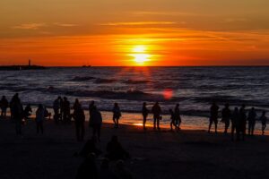 Zachodzące słońce na nadmorskiej plaży